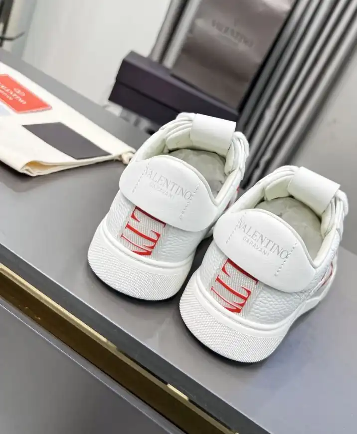 hype Valentino Sneakers