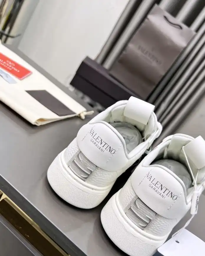 hype Valentino Sneakers