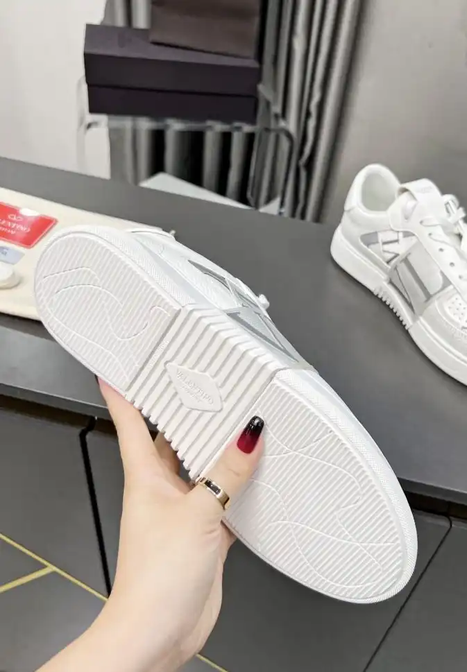 hype Valentino Sneakers