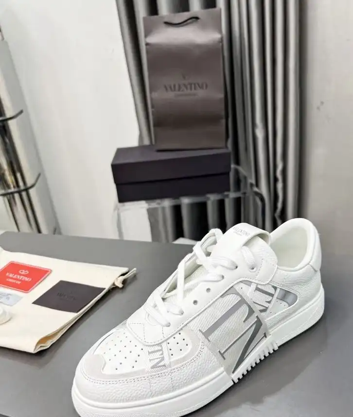 hype Valentino Sneakers