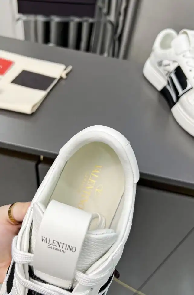 hype Valentino Sneakers