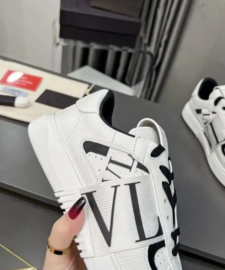 hype Valentino Sneakers