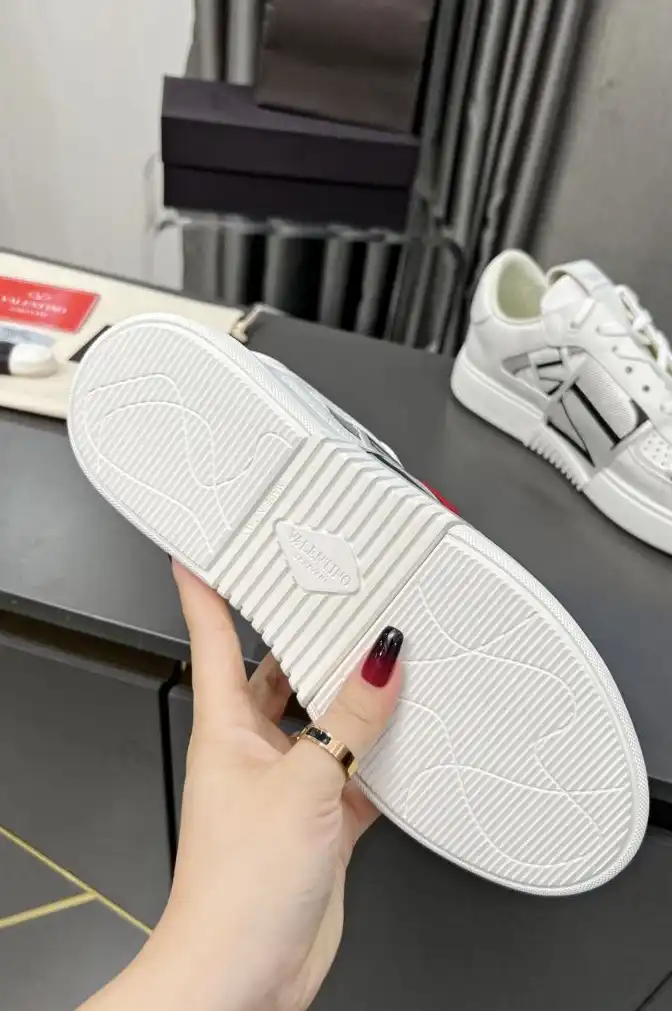 hype Valentino Sneakers