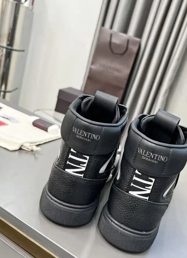 hype Valentino Sneakers