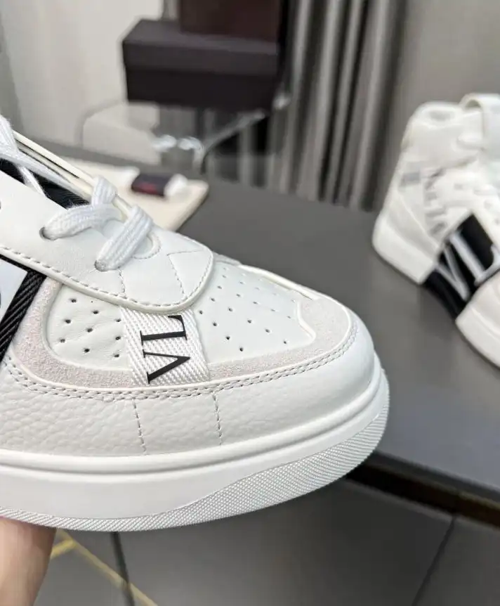 hype Valentino Sneakers