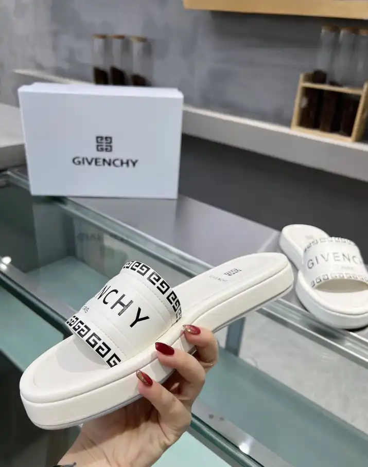 hype Givenchy Slippers