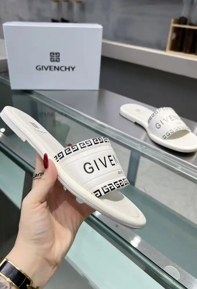 hype Givenchy Slippers