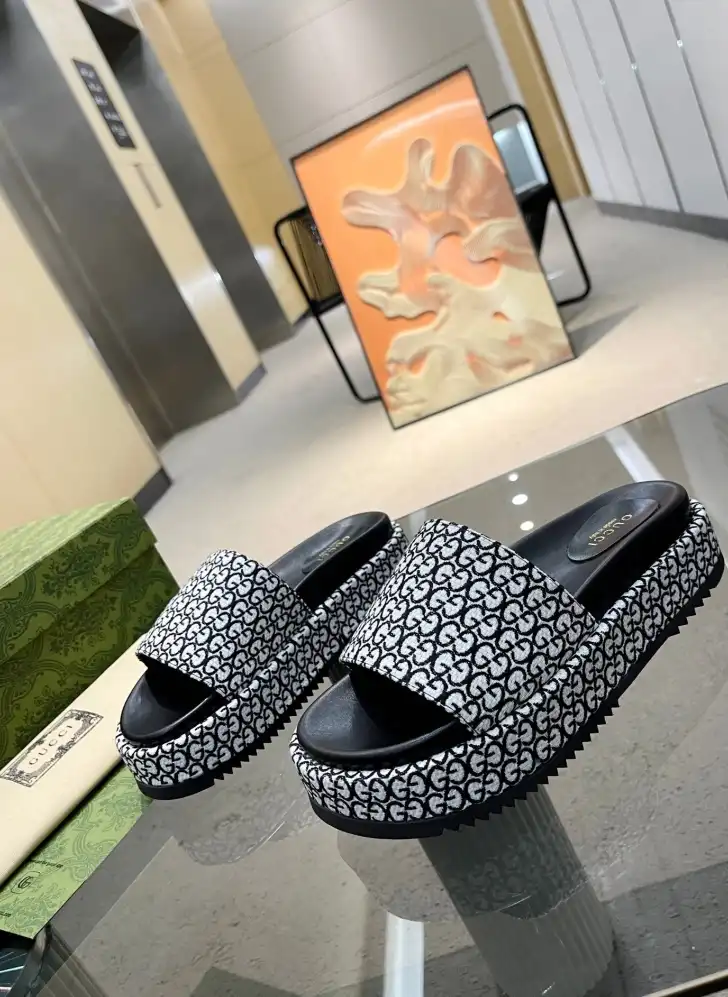 hype Gucci Slippers