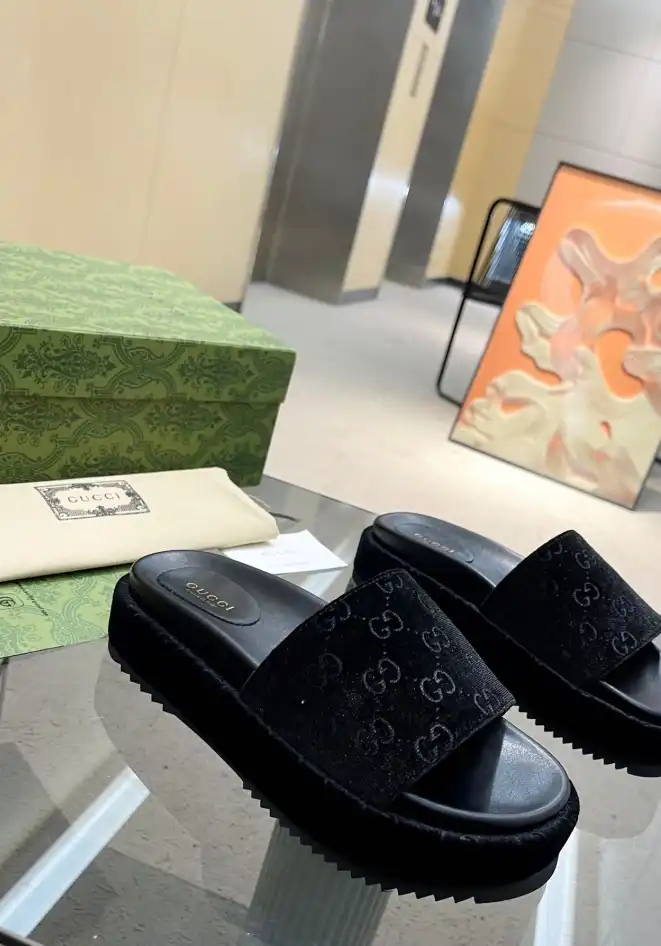 hype Gucci Slippers