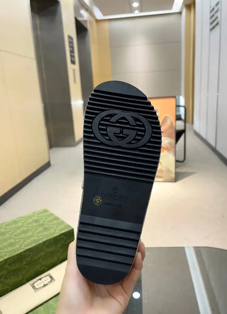 hype Gucci Slippers