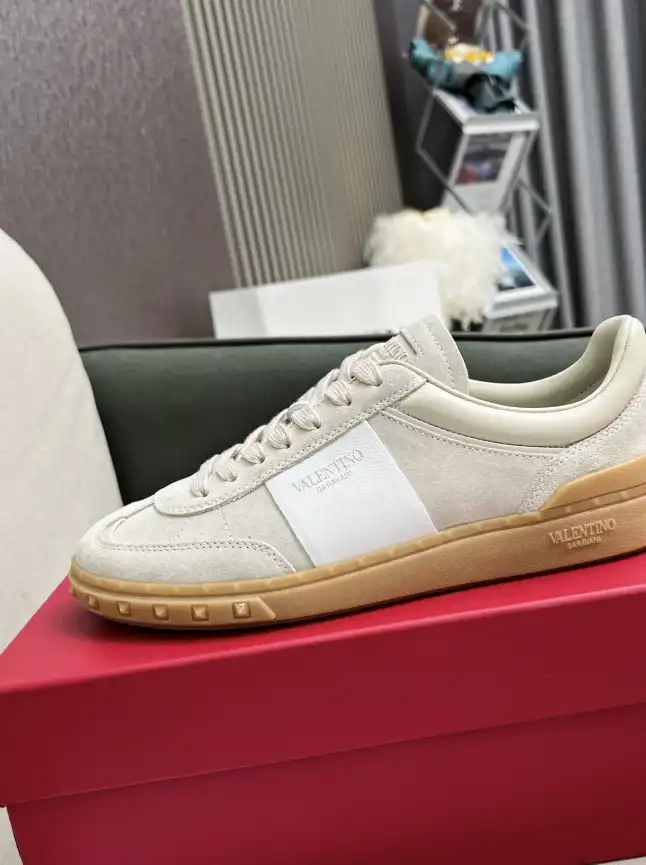 hype Valentino Sneakers