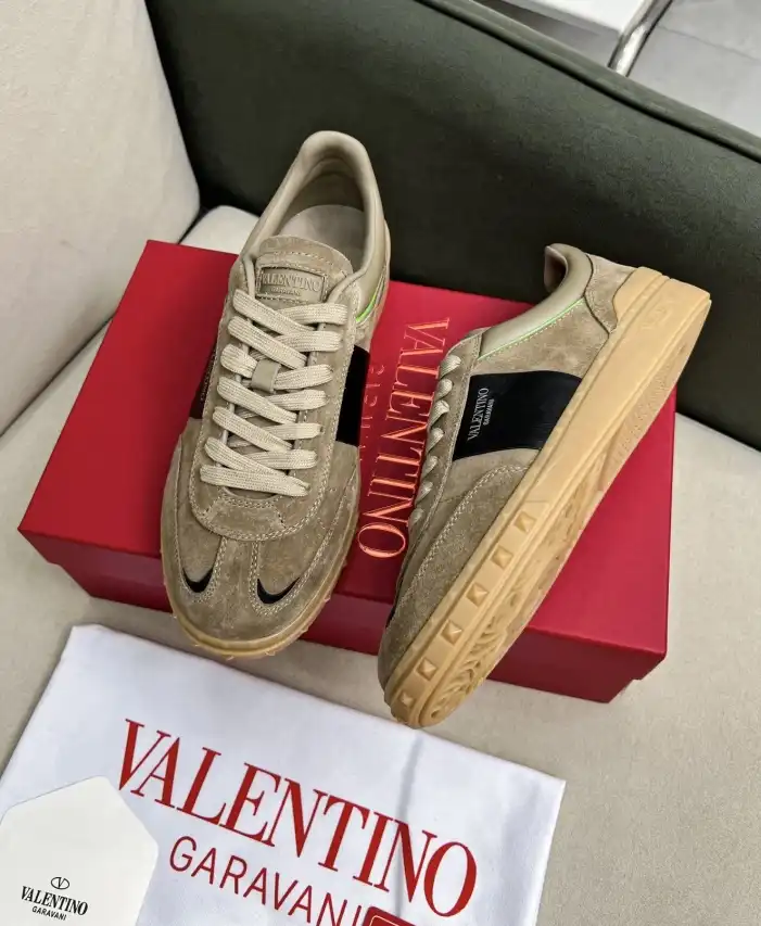 hype Valentino Sneakers