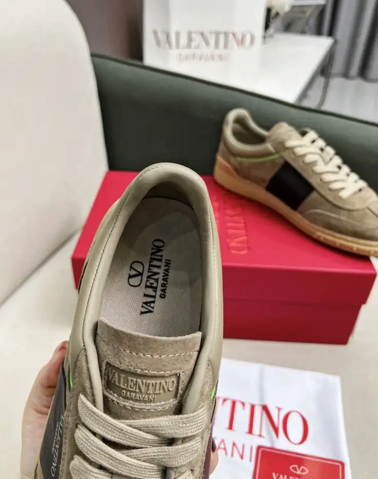 hype Valentino Sneakers