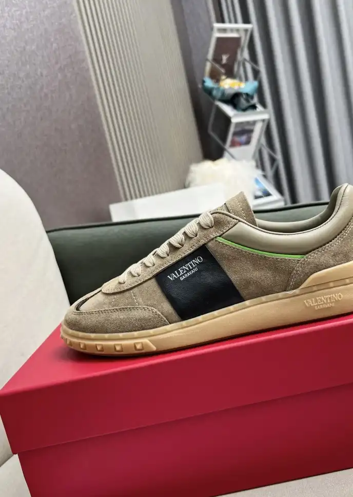 hype Valentino Sneakers