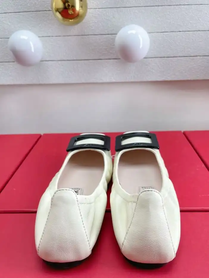 hype Roger Vivier flat shoes