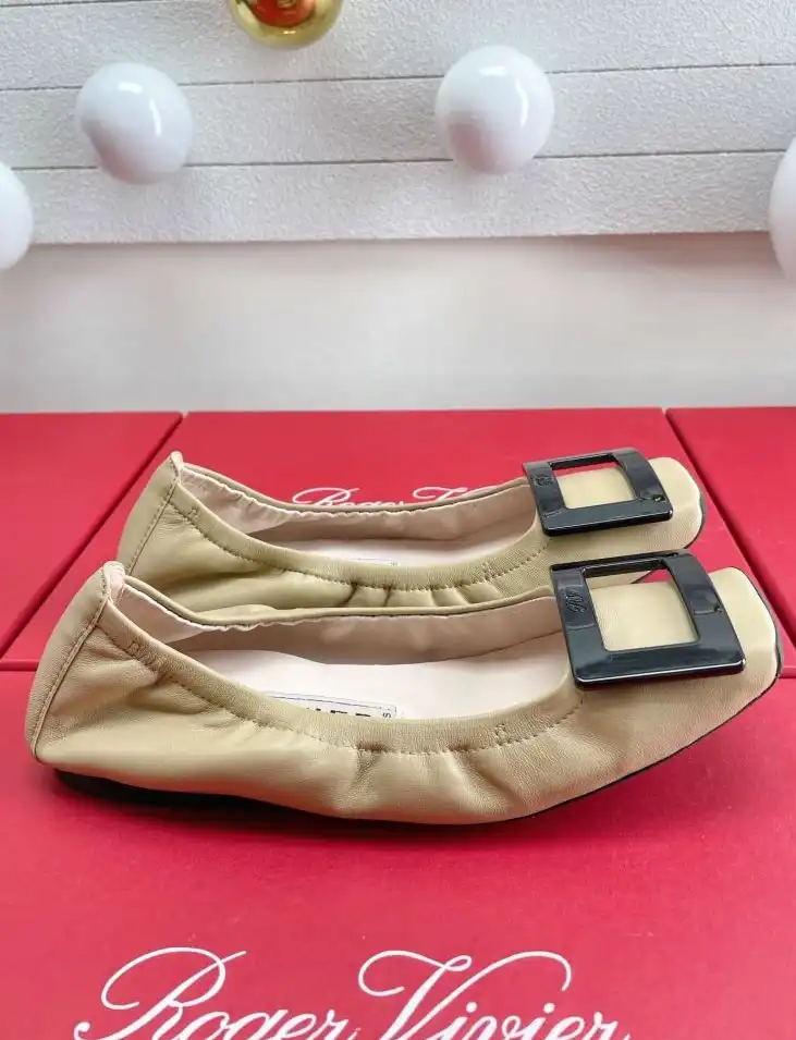 hype Roger Vivier flat shoes