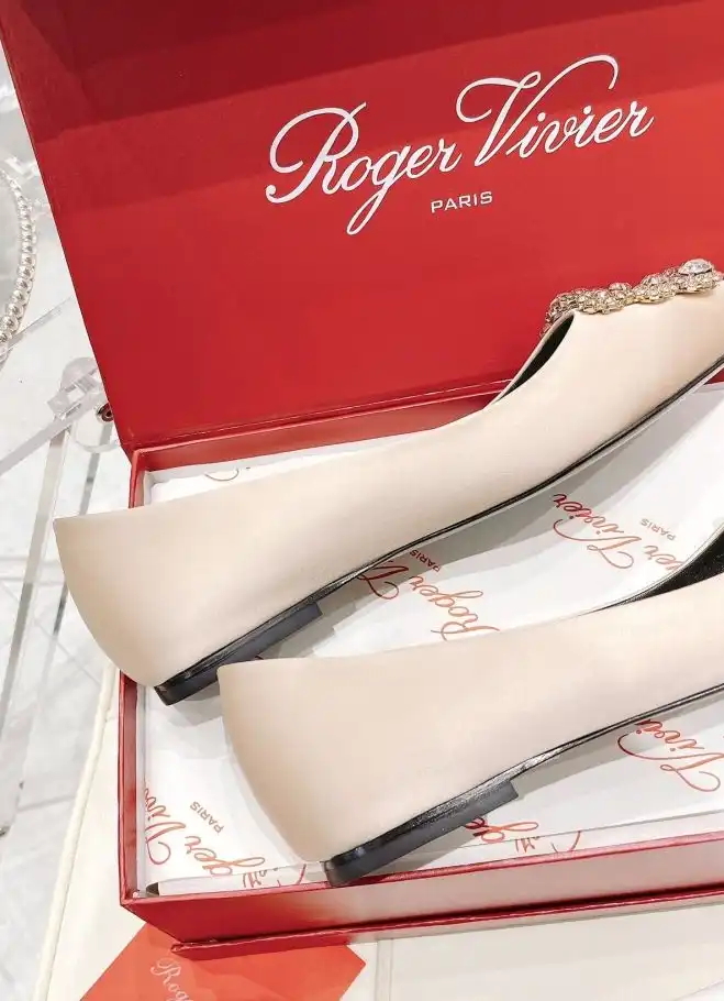 hype Roger Vivier flat shoes