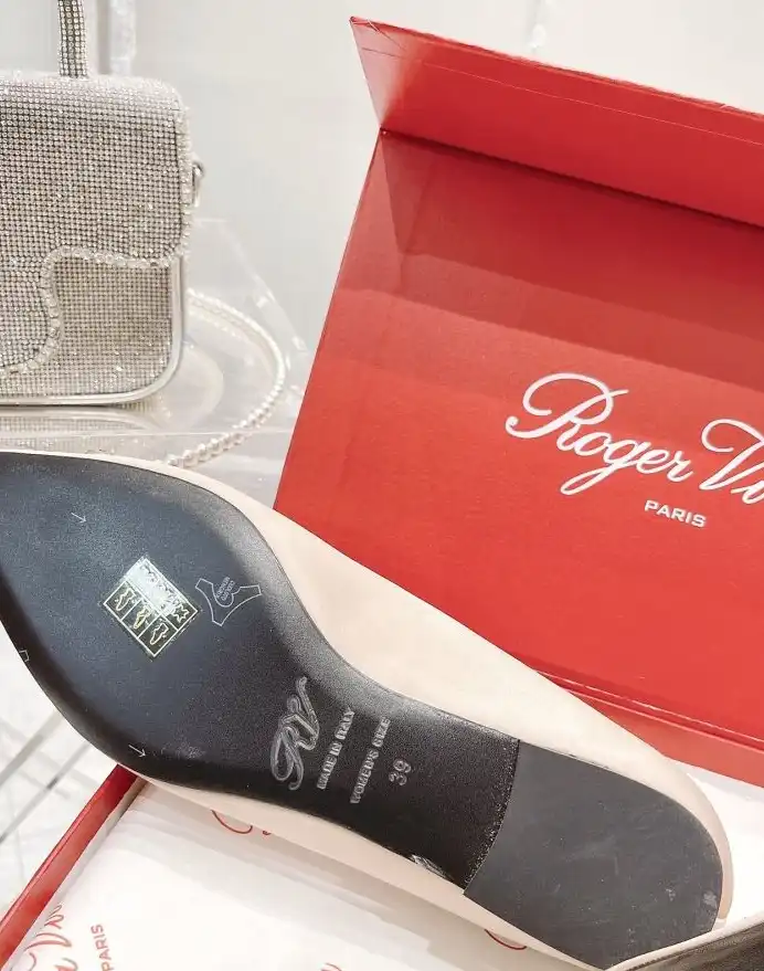 hype Roger Vivier flat shoes