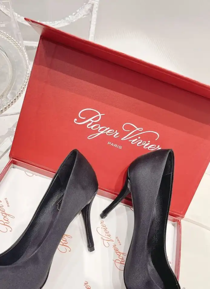 hype Roger Vivier flat shoes