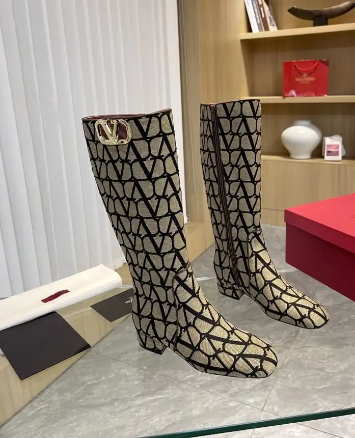 hype Valentino Boots