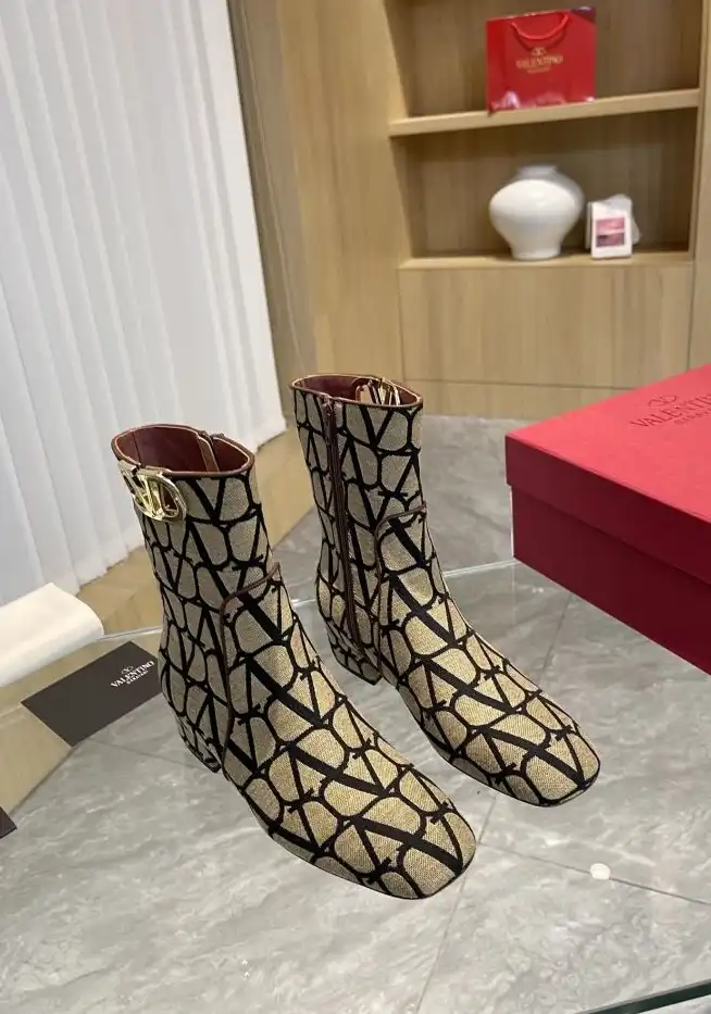 hype Valentino Boots