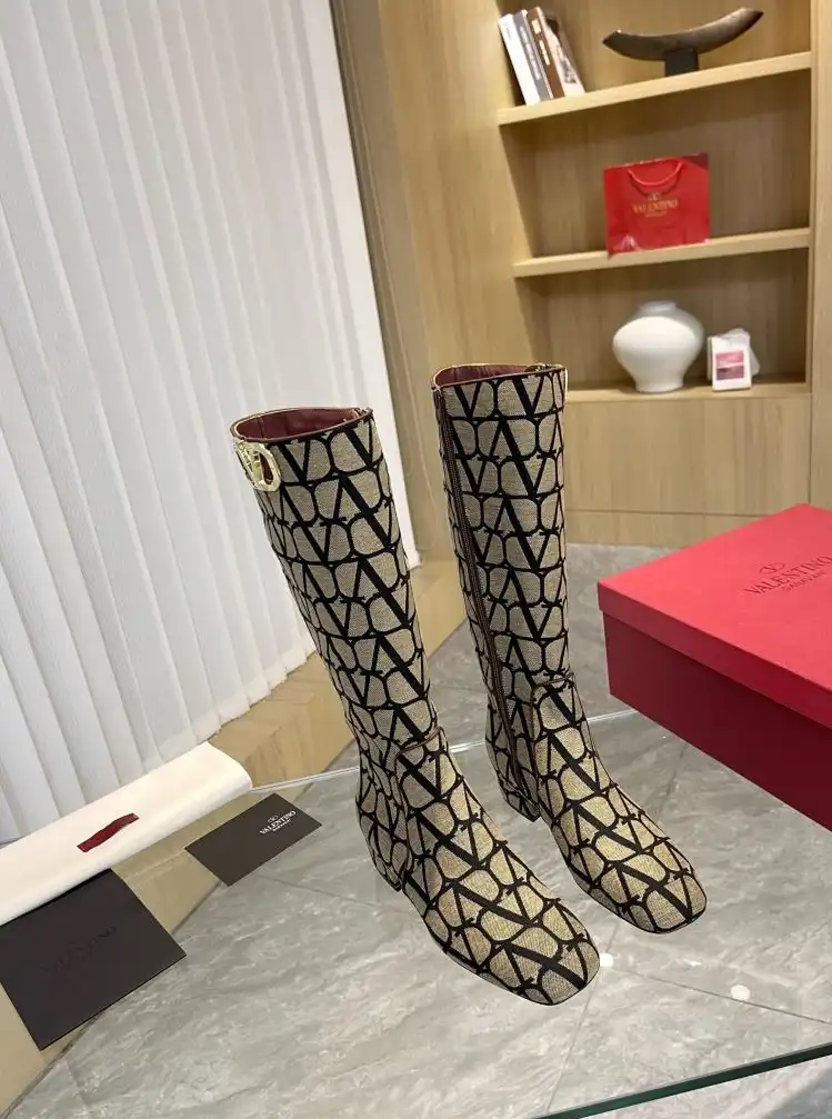 hype Valentino Boots