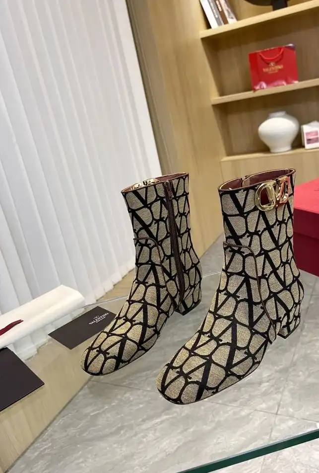 hype Valentino Boots