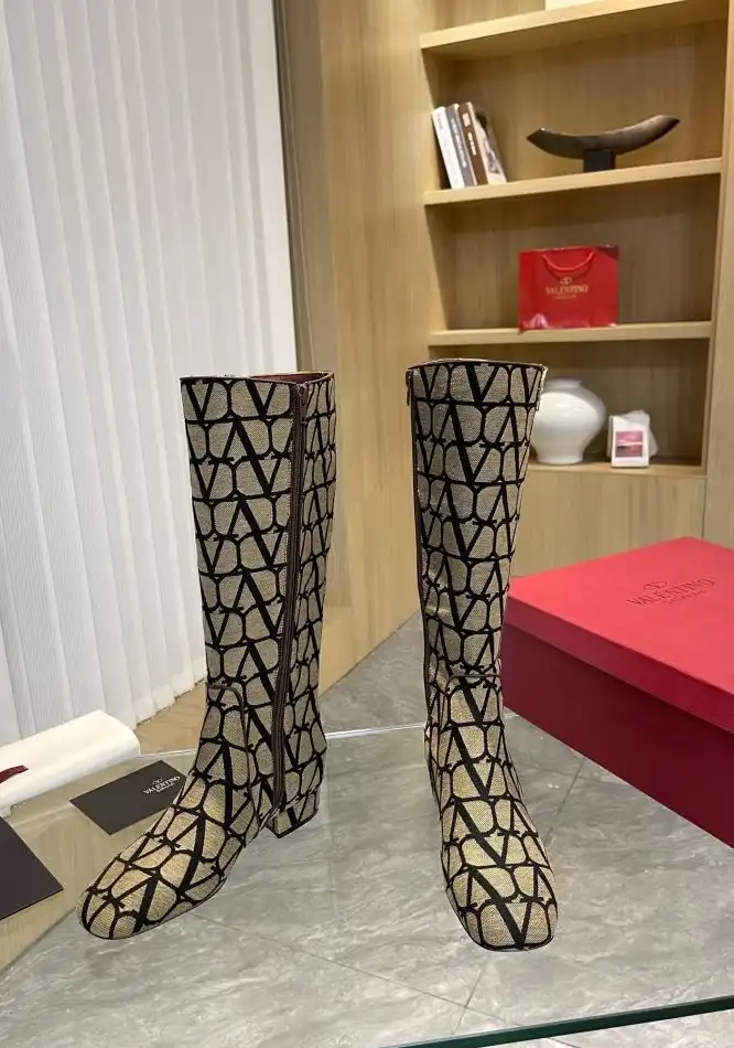 hype Valentino Boots