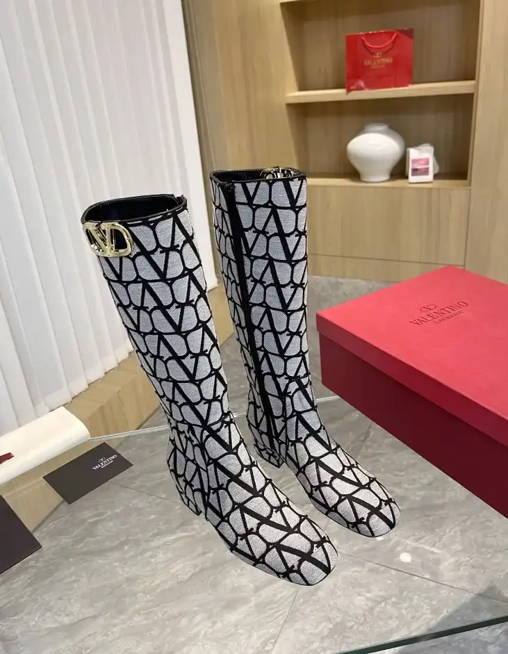 hype Valentino Boots