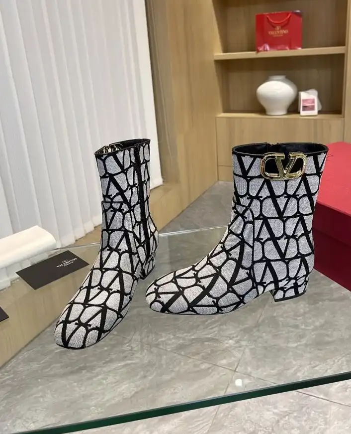 hype Valentino Boots