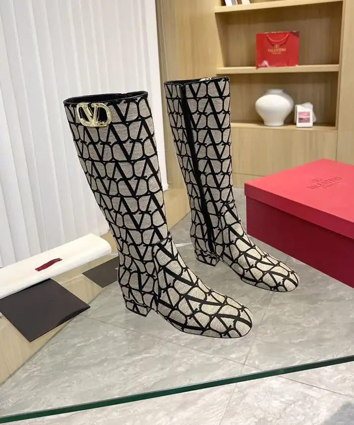 hype Valentino Boots