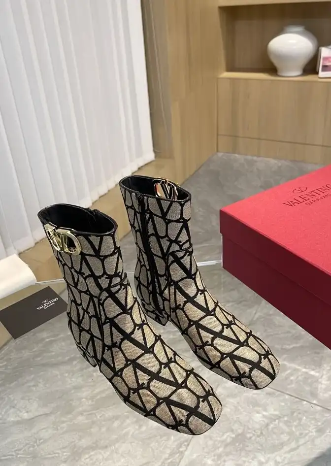 hype Valentino Boots