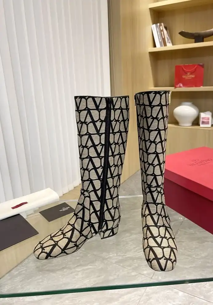 hype Valentino Boots