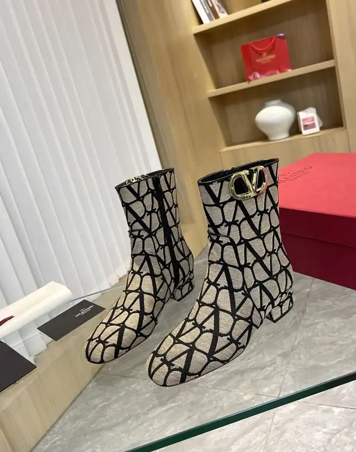 hype Valentino Boots