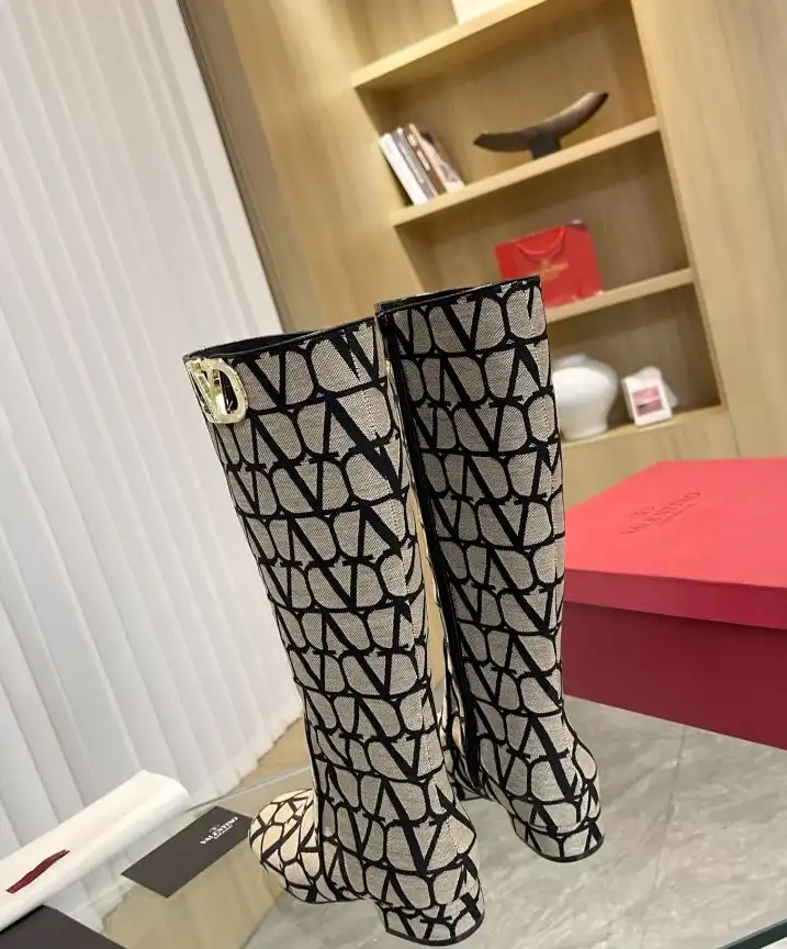 hype Valentino Boots