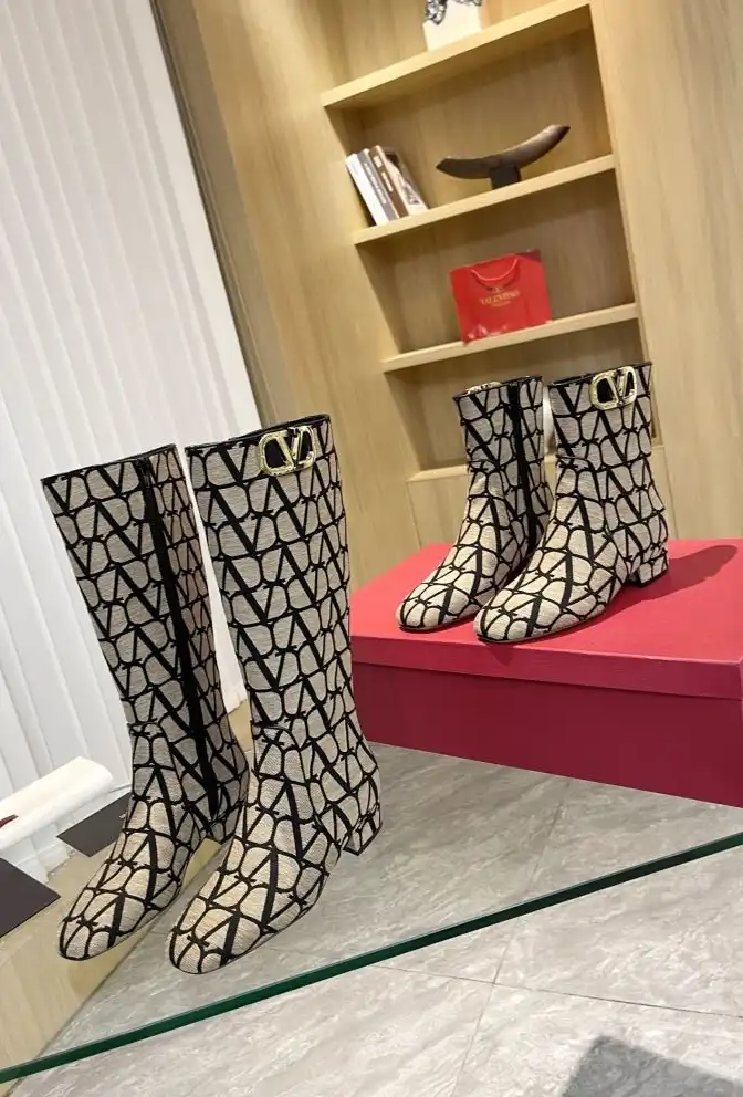 hype Valentino Boots