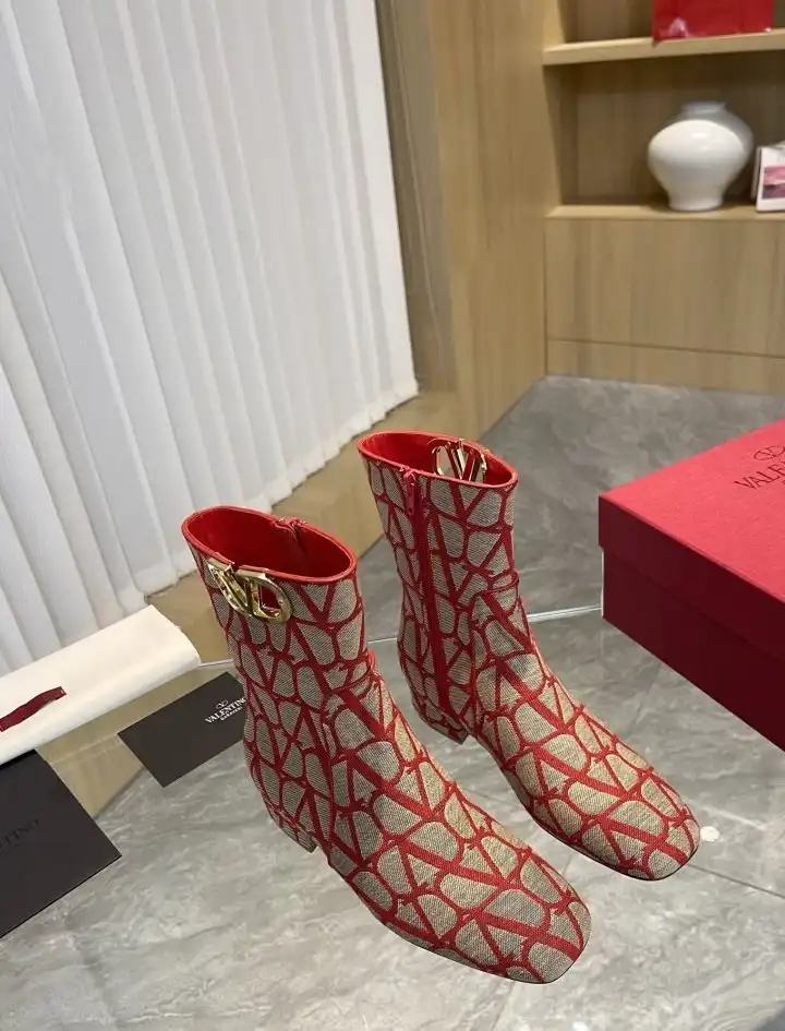 hype Valentino Boots