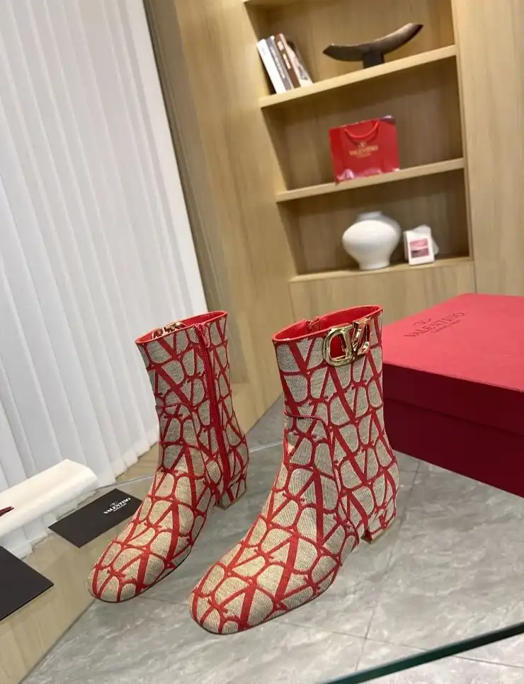 hype Valentino Boots