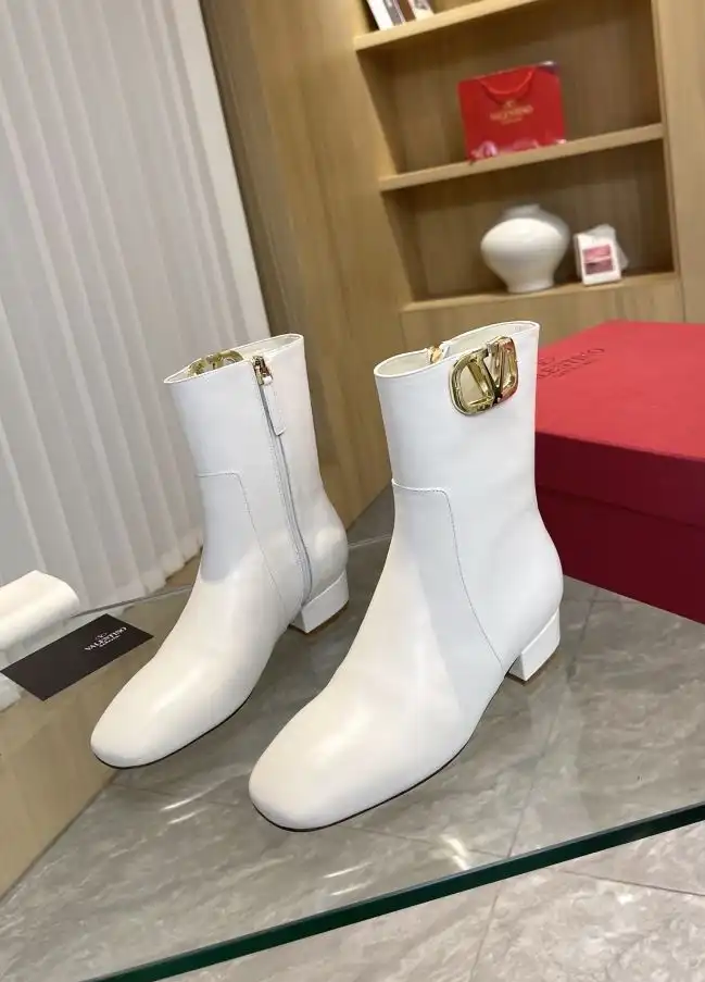 hype Valentino Boots