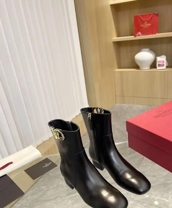 hype Valentino Boots