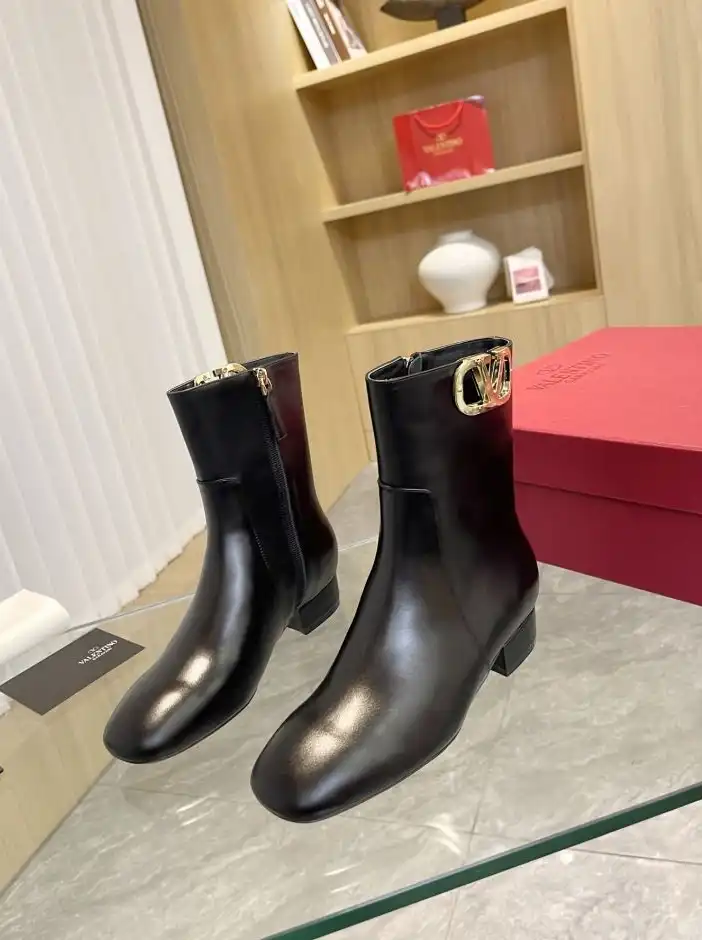 hype Valentino Boots