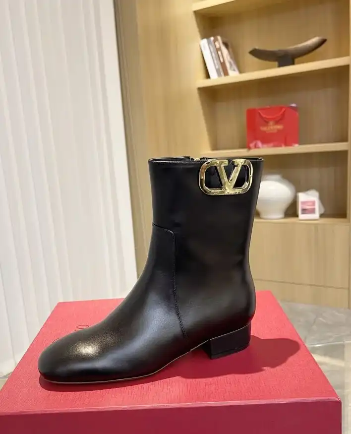 hype Valentino Boots