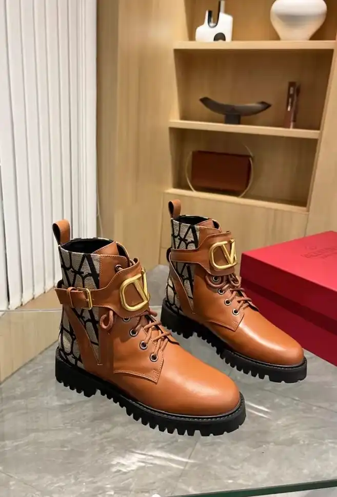 hype Valentino Boots