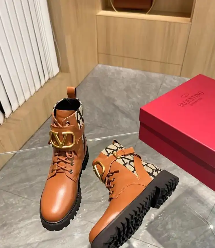 hype Valentino Boots