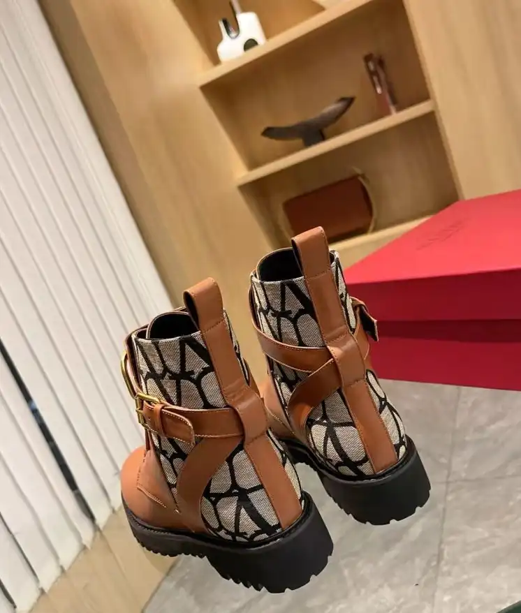 hype Valentino Boots