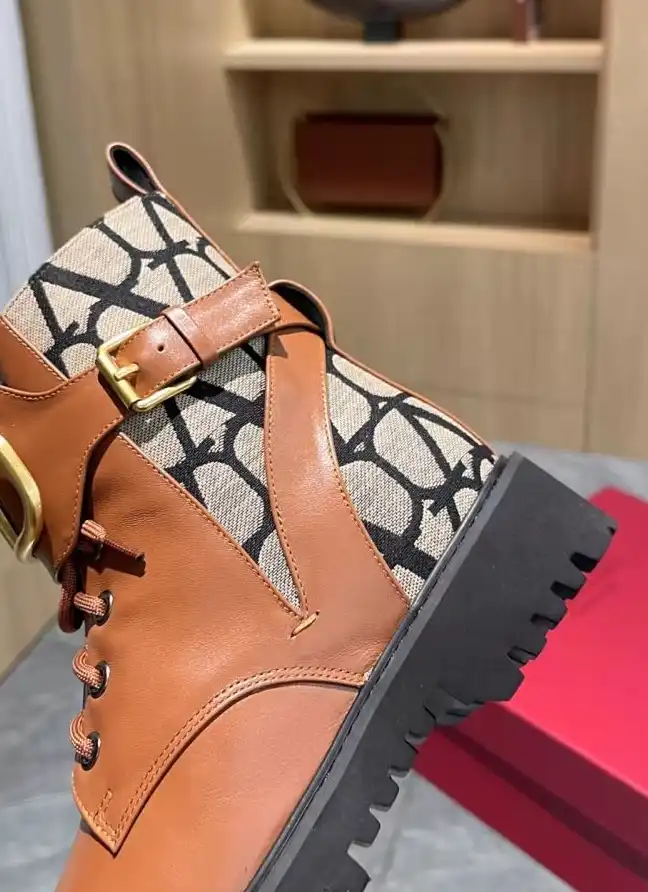 hype Valentino Boots