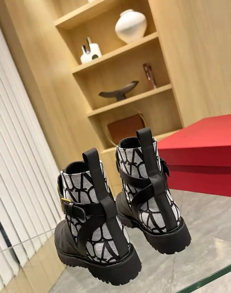 hype Valentino Boots