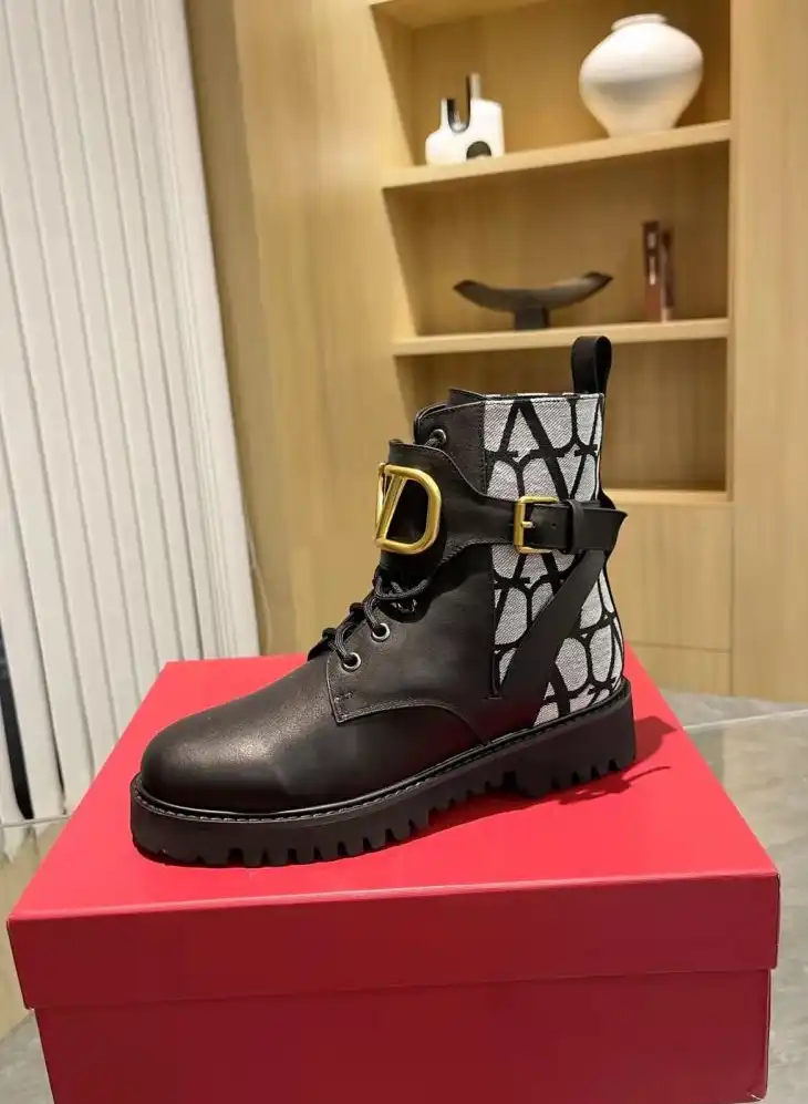 hype Valentino Boots