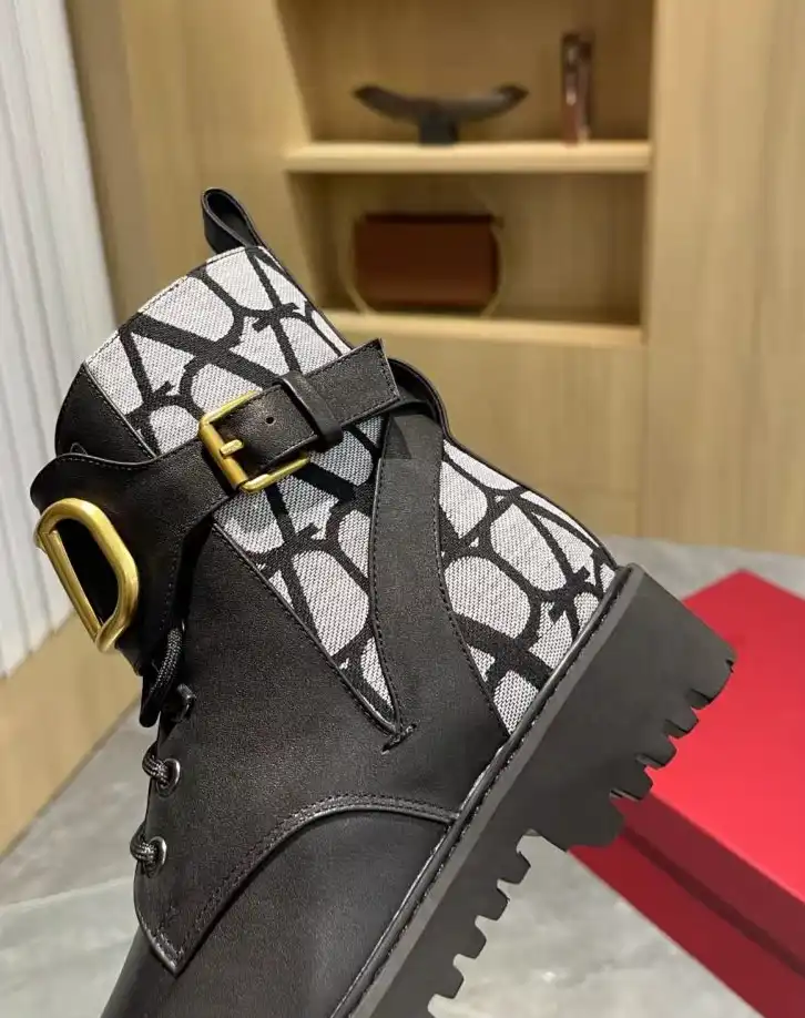 hype Valentino Boots