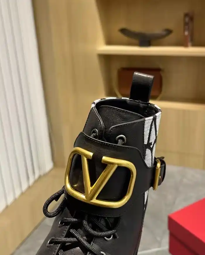 hype Valentino Boots